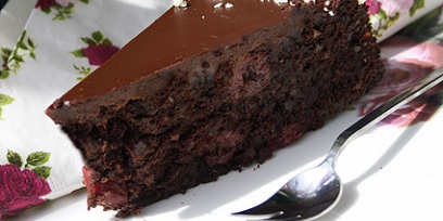 עוגת שוקולד, אגוזים ודובדבנים לפסח